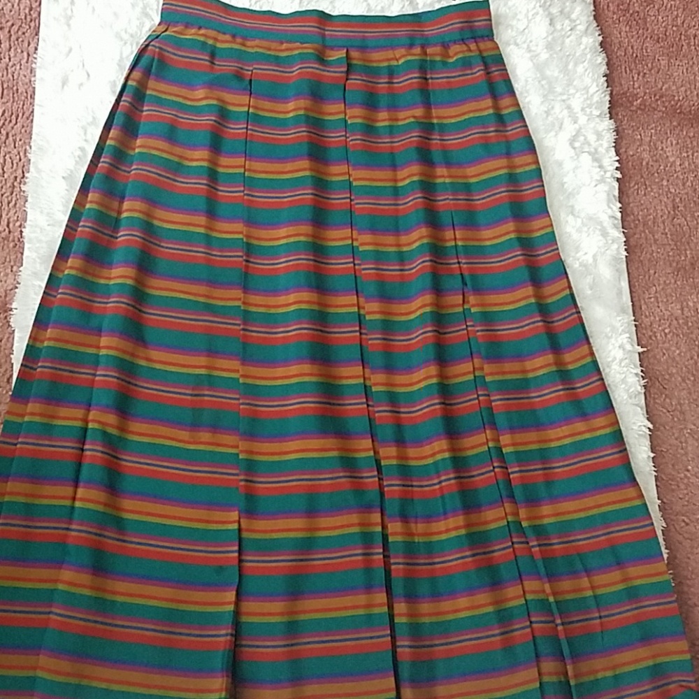 VINTAGE LIZ CLAIBORNE PLEADED SKIRT.